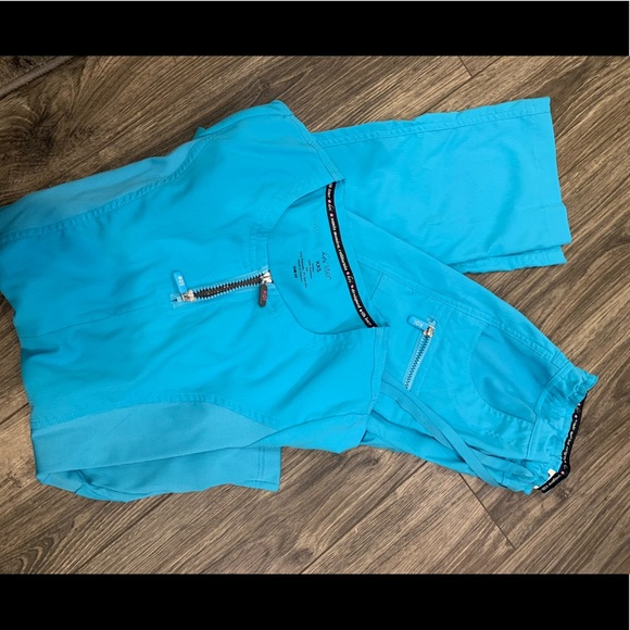 Koi Lite scrub set - Picture 2 of 2